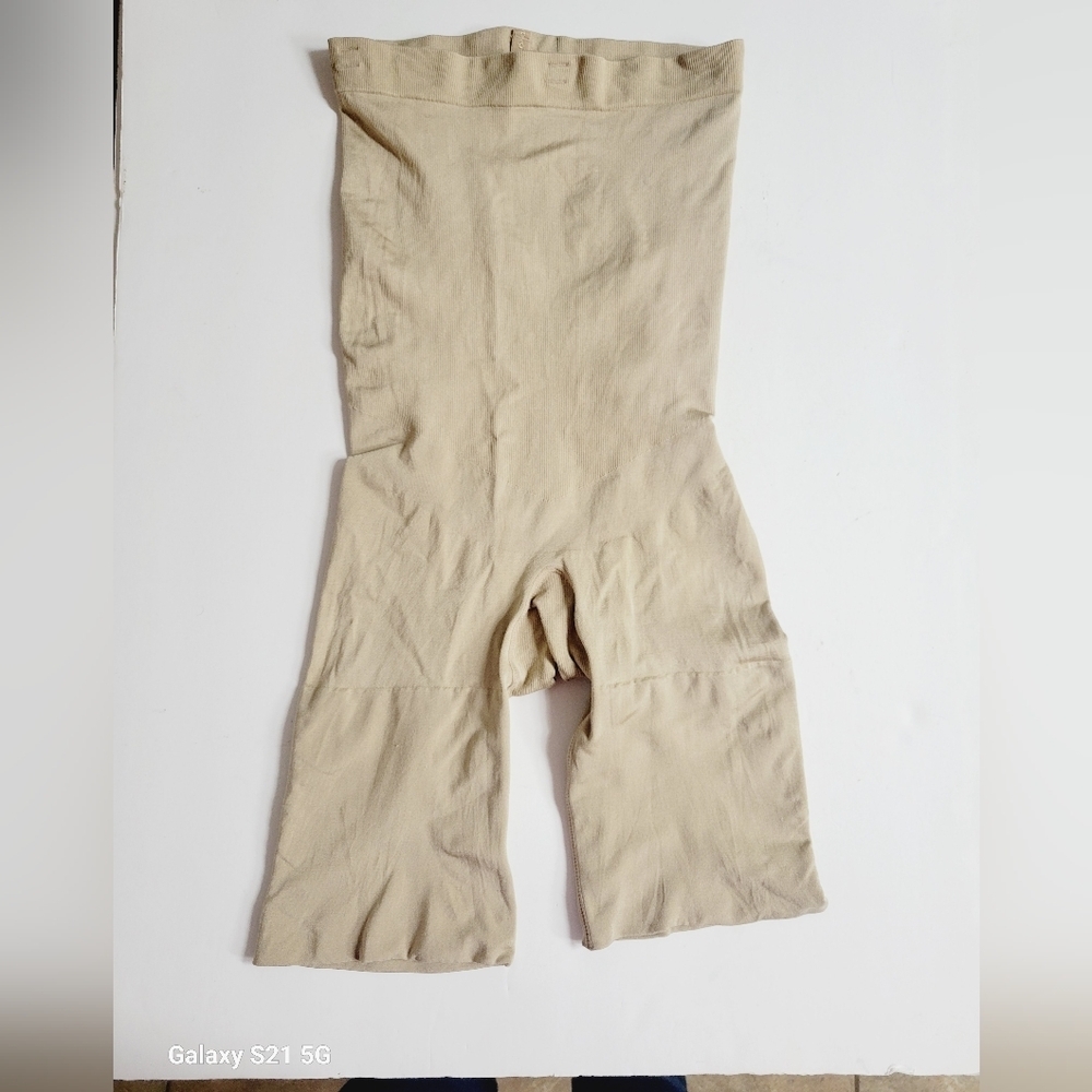 Spanx Higher Power Mid Thigh Compression Shorts N… - image 3